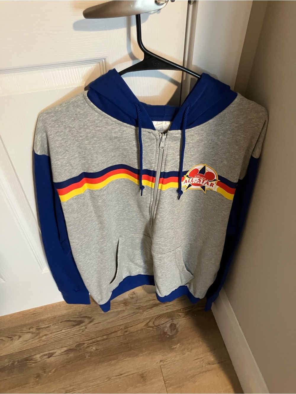Unisex all stars resort Disney world hoodie sweatshirt size medium NWT
